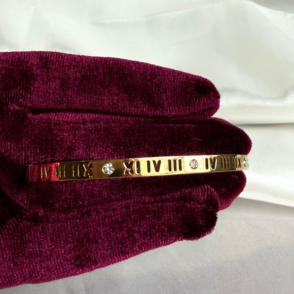 Best bracelet
Stainless steel
Luxury
Roman Numeral Bracelet - Picture 12 of 13